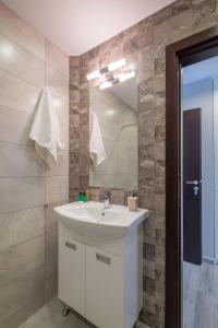 bagno con lavandino bianco e specchio di Quiet & airy modern apt. Top Centre Free Parking a Sofia