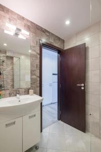 bagno con lavandino e porta in legno di Quiet & airy modern apt. Top Centre Free Parking a Sofia