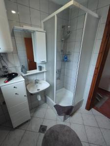 een badkamer met een douche en een wastafel bij Apartman Emanuel in Jajce