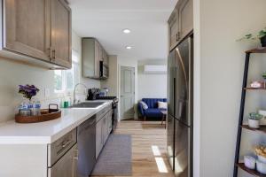 een keuken met een wastafel en een koelkast bij Cozy and Quiet Front House in Fontana