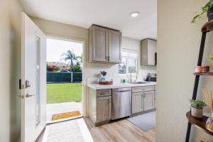 A kitchen or kitchenette at Cozy and Quiet Front House