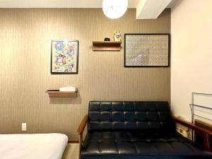 上野浅草銀座近い 山手線御徒町駅3分 アメ横3分 上野駅10分 上野広小路駅3分 湯島駅2分 2-4人 レトロ和風畳寝室にあるシーティングエリア