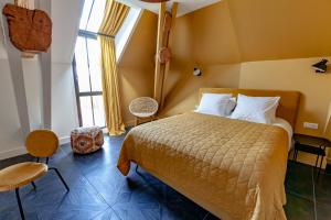 ein Schlafzimmer mit einem Bett und einem großen Fenster in der Unterkunft Hameau des 40 arpents in Gergy