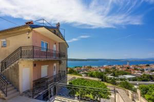 ein Gebäude mit Balkon und Stadtblick in der Unterkunft Tonka Roberta 2 in Crikvenica
