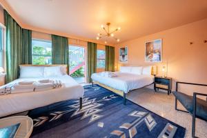sypialnia z 2 łóżkami i dużym oknem w obiekcie Tropical Breeze w mieście Clearwater Beach