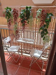 due sedie e un tavolo e una recinzione con piante di Apartamento en Fuengirola a Fuengirola