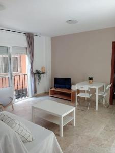 un soggiorno con letto, tavolo e TV di Apartamento en Fuengirola a Fuengirola