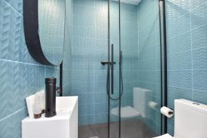 a bathroom with a glass shower and a sink at Résidence Beaugrenelle - Tour Eiffel 1 in Paris