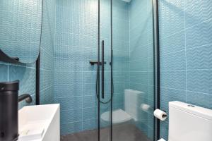 a bathroom with a glass shower with a toilet and a sink at Résidence Beaugrenelle - Tour Eiffel 1 in Paris