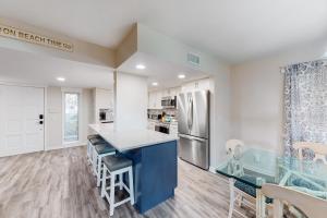 een keuken met een blauw eiland en een koelkast bij Stoney Creek Villa 299 in Hilton Head Island
