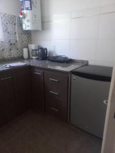 een keuken met een wastafel en een aanrecht bij Dos22 Apartment in Mendoza