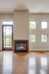 una sala de estar vacía con chimenea. en Historic Edgefield 2bd 2ba Loft, en Nashville