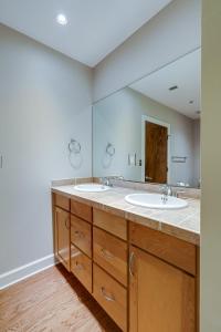 baño con 2 lavabos y espejo grande en Historic Edgefield 2bd 2ba Loft, en Nashville
