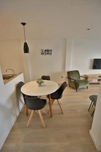 a dining room with a table and chairs at Apartamento L´espigo de Saoret primera linea playa Centro soleado y recien renovado in Villajoyosa