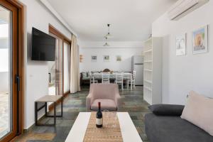 ein Wohnzimmer mit einem Sofa und einem Tisch in der Unterkunft Arte Suites Pefki in Pefki Rhodes