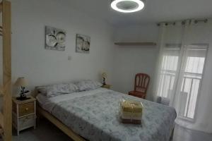 La casa del Puente في كانديليدا: غرفة نوم بيضاء بسرير وكرسي