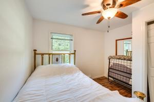 um quarto com uma cama e uma ventoinha de tecto em Quaint Elysburg Cottage Walk to Knoebels Resort! em Paxinos