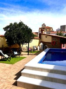 a swimming pool with stairs next to a house at La Casa del Marqués in Logrosán