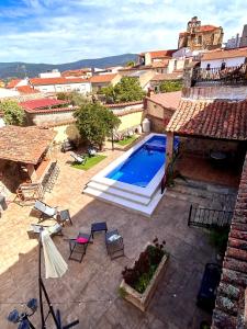 an overhead view of a courtyard with a swimming pool at La Casa del Marqués in Logrosán