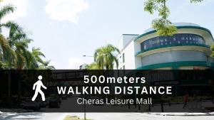 un panneau devant un bâtiment avec un panneau de marche dans l'établissement Smile Hotel Cheras Taman Segar, à Kuala Lumpur