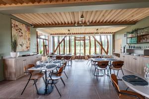 A restaurant or other place to eat at Hameau des 40 arpents