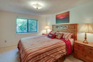 Ένα ή περισσότερα κρεβάτια σε δωμάτιο στο 2-Level Home with Deck half Mi to Lake McConaughy!