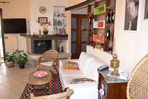 Televízia a/alebo spoločenská miestnosť v ubytovaní Villa Adriana B&B