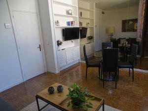 a living room with a table and a dining room at Apartamento con vistas a la Giralda. in Seville