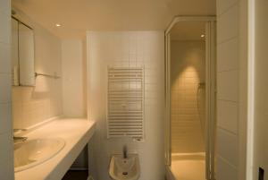 ein Bad mit einer Dusche, einem Waschbecken und einem WC in der Unterkunft Inter-Résidences auprés Multirésidence de l'Elysée in Paris