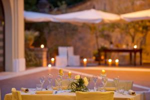 A restaurant or other place to eat at Borgo Santa Giulia