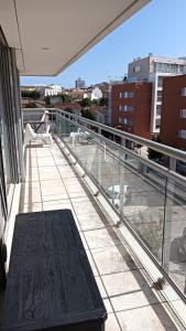 balkon ze stołem i widokiem na budynek w obiekcie Perola da Figueira da Foz w mieście Figueira da Foz