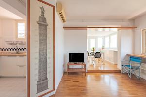 uma cozinha e sala de estar com uma estátua na parede em Vatican View Apartment - Zen Real Estate em Roma