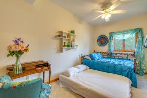 um quarto com uma cama, um sofá e uma mesa em Waterfront Bristol Area Retreat with Boat Dock em Blountville