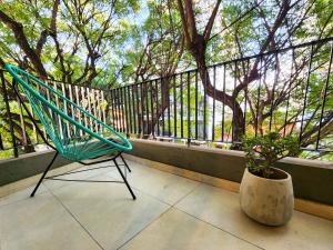 een stoel en een potplant op een balkon bij G&G Apartments - Palermo Cozy Studio in Buenos Aires