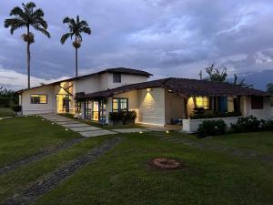 una casa con una palma di fronte di Casa El Tesorito a La Tebaida