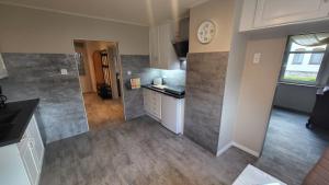 Kuchyň nebo kuchyňský kout v ubytování Apartments am Saalebogen mit Gartenterrasse, Grillkamin und freie Parkplätze