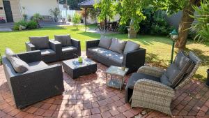 Posezení v ubytování Apartments am Saalebogen mit Gartenterrasse, Grillkamin und freie Parkplätze