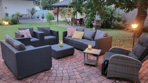 Posezení v ubytování Apartments am Saalebogen mit Gartenterrasse, Grillkamin und freie Parkplätze