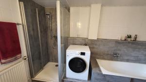 Koupelna v ubytování Apartments am Saalebogen mit Gartenterrasse, Grillkamin und freie Parkplätze