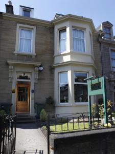 een huis met een bord ervoor bij Abbotsford Guest House in Edinburgh