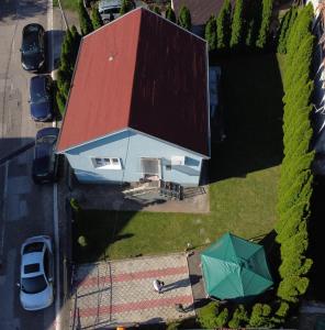 - une vue sur une maison avec un parasol vert dans l'établissement Arsic-Home, à Sokobanja