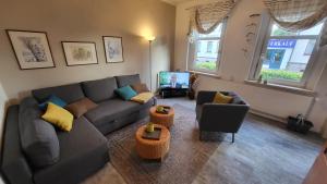 Posezení v ubytování Apartments am Saalebogen mit Gartenterrasse, Grillkamin und freie Parkplätze