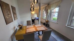 Posezení v ubytování Apartments am Saalebogen mit Gartenterrasse, Grillkamin und freie Parkplätze