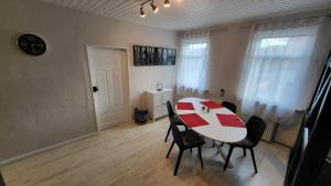 TV a/nebo společenská místnost v ubytování Apartments am Saalebogen mit Gartenterrasse, Grillkamin und freie Parkplätze