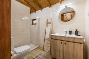 ein Badezimmer mit Toilette, Waschbecken und Spiegel in der Unterkunft Casas de Xisto in Raiva + 35 Fotos