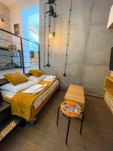 um quarto com 2 camas individuais e uma mesa em Downtown Heaven em Belgrado