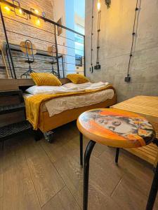 um quarto com duas camas e uma cadeira em Downtown Heaven em Belgrado