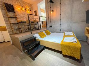 um quarto com uma cama grande com um cobertor amarelo em Downtown Heaven em Belgrado