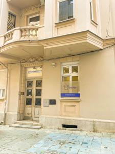 um edifício com uma placa na porta em Downtown Heaven em Belgrado