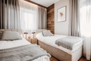 扎科帕內的住宿－Apartament pod Nosalem，一间卧室设有两张床和窗户。